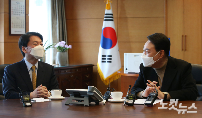 윤석열 당선인이 14일 오전 서울 종로구 금융감독원 연수원에 마련된 집무실에서 안철수 인수위원장 등과 함께 당선인 주재 인수위 티타임을 갖고 있다. 황진환 기자