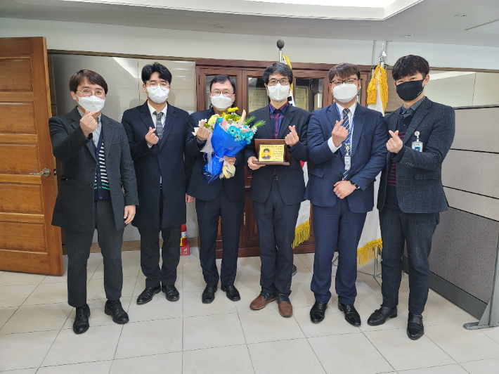 경기도교육청 직장협의회가 선정하는 베스트 간부 공무원에서 상위권을 기록한 공무원들. 경기도교육청 직장협의회 제공