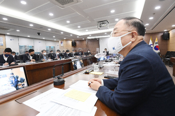 홍남기 경제부총리 겸 기획재정부 장관이 14일 정부세종청사에서 기재부 확대간부회의를 주재하고 있다. 기재부 제공