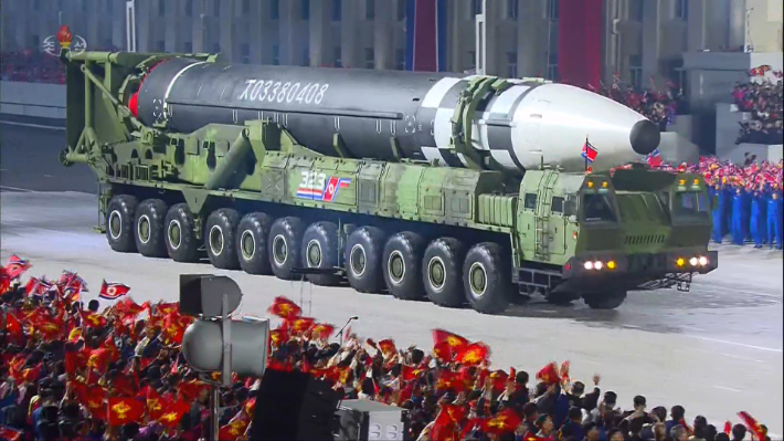바퀴 22개가 달린 이동식발사대(TEL)에 장착된 북한의 신형 대륙간탄도미사일(ICBM). 연합뉴스