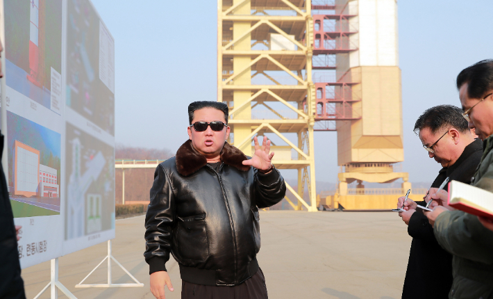 북한 김정은 국무위원장이 대륙간탄도미사일(ICBM)로 전용 가능한 장거리 로켓을 발사할 수 있는 서해위성발사장을 현지지도하는 모습. 연합뉴스