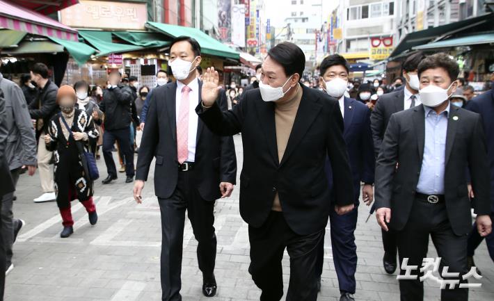 시민들과 인사나누는 윤 당선인