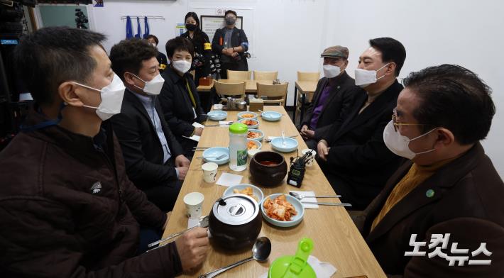 남대문상인들과 오찬하는 윤 당선인