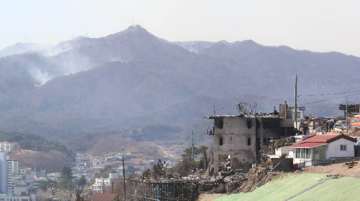 강원 곳곳에서 사흘째 산불이 이어지는 6일 강원 동해시 묵호동의 한 주택이 전소돼 있다. 이한형 기자