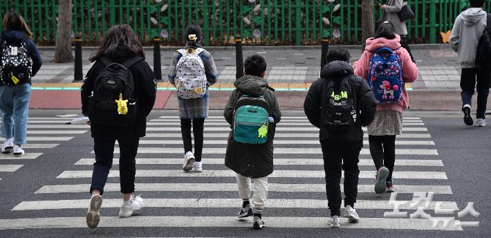 14일 서울 시내 한 초등학교에서 학생들이 등교하고 있다. 박종민 기자