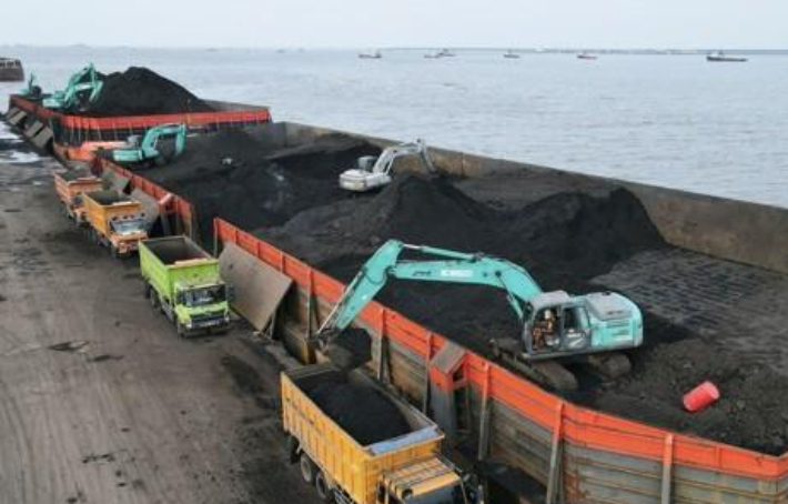 북자카르타 항구의 바지선에서 석탄을 트럭에 싣는 모습. 연합뉴스