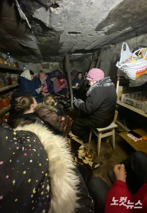 우크라이나 시민들이 포격을 피해 지하실에서 생활하고 있는 모습. 독자 제공.