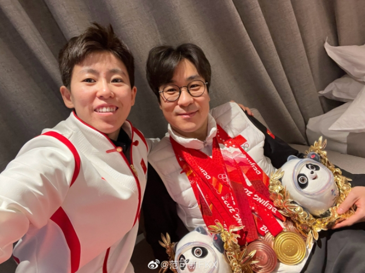 중국 쇼트트랙 대표팀 김선태 당시 감독(오른쪽)이 2022 베이징동계올림픽에서 중국 선수들이 따낸 메달을 목에 걸고 여자 간판 판커신과 기념 촬영을 한 모습. 판커신 SNS