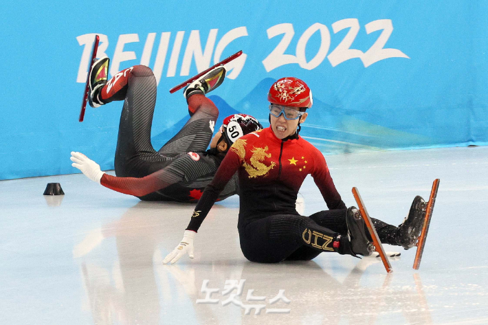 중국 판커신(오른쪽)이 2022 베이징동계올림픽 쇼트트랙 여자 500m 경기에서 캐나다의 샤를과 넘어지는 모습. 베이징(중국)=박종민 기자