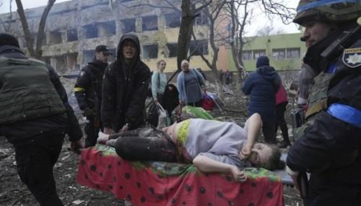 9일(현지시간) 마리우폴 병원 폭격 당시 만삭의 임산부가 들것에 실려 이송되고 있다. 연합뉴스