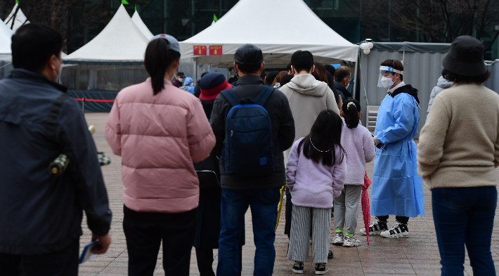 코로나19 신규확진자가 35만 190명을 기록한 13일 오전 서울광장에 마련된 선별진료소에서 시민들이 검사를 받기 위해 대기하고 있다. 지난 7일부터 일주일간 신규 확진자 추이는 21만709명→20만2711명→34만2433명→32만7543명→28만2983명→38만3665명→35만190명으로 나타났다. 황진환 기자