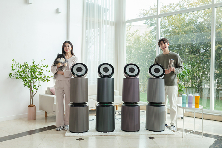 모델들이 차별화된 고객 편의성과 위생 성능을 갖춘 'LG 퓨리케어 360˚ 공기청정기 알파'(사진 왼쪽), 'LG 퓨리케어 미니 공기청정기' 등 신제품 2종을 소개하고 있다. LG전자 제공