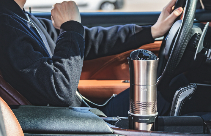 휴대가 가능해 다양한 공간에서 편리하게 사용하는 LG 퓨리케어 미니 공기청정기 신제품. LG전자 제공