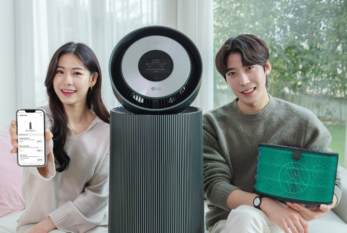 모델들이 펫 전용 필터로 교체하면 펫모드 등 새로운 특화 기능을 사용할 수 있는 LG 퓨리케어 360˚ 공기청정기 알파 신제품을 소개하고 있다. LG전자 제공