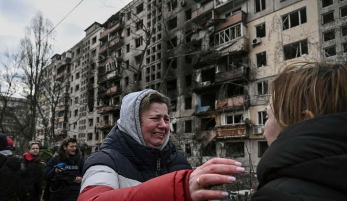 14일(현지시간) 러시아군의 포격으로 큰 피해를 본 우크라이나 수도 키이우 인근 오볼론 지구의 아파트 건물 주변에서 한 여성 주민이 슬퍼하고 있다. 당국은 이날 포격으로 2명이 숨졌다고 밝혔다. 연합뉴스