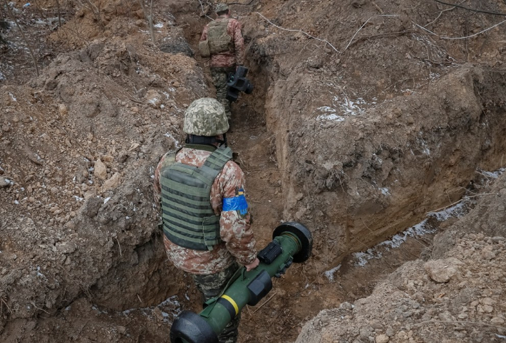 한 우크라이나 병사가 재블린 대전차포 미사일 발사 장치를 들고 참호 속을 걸어가고 있다. 연합뉴스