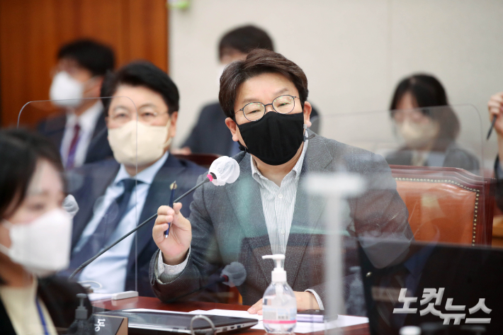 권성동 국민의힘 의원이 지난달 25일 국회에서 열린 법제사법위원회 전체회의에서 질의하고 있다. 윤창원 기자