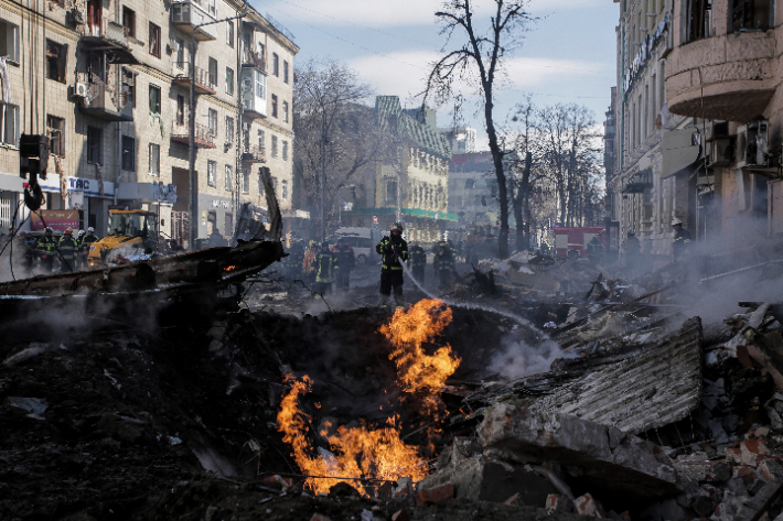 우크라이나 소방관들이 14일(현지시간) 러시아군의 로켓 공격으로 화재가 발생한 하르키우(하리코프)의 한 아파트 단지에서 진화작업에 나서고 있다. 연합뉴스