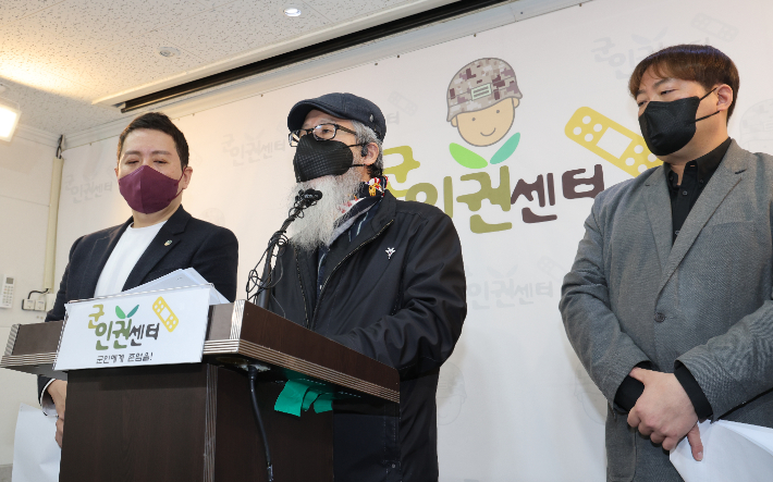 고(故) 이예람 중사 부친이 15일 오전 서울 마포구 군인권센터교육장에서 열린 전익수 공군 법무실장 공수처 고발( 직권남용 혐의) 기자회견에서 발언문을 낭독하고 있다. 연합뉴스