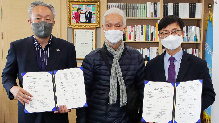정규식 (재)문화엑스포 경영관리처장(오른쪽)과 박대성 화백, 윤상기 하동군수(왼쪽)가 협약서에 서명 후 기념촬영을 하고 있다. 문화엑스포 제공