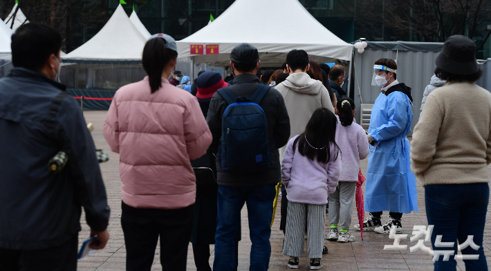 코로나19 선별진료소에서 시민들이 검사를 받기 위해 대기하고 있다. 황진환 기자