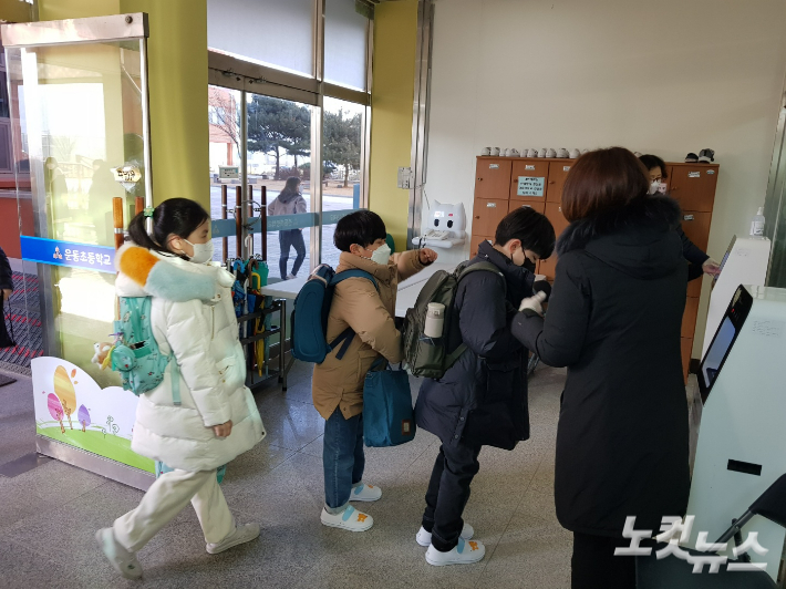 새 학기 첫 날 초등학생들이 등교하는 모습. 김종현 기자