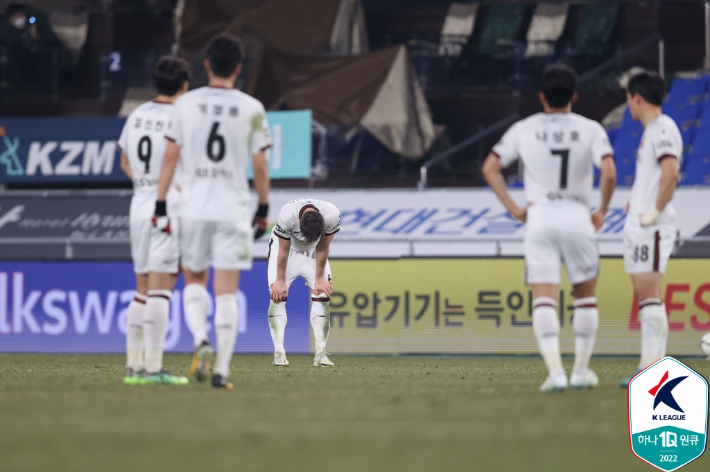 울산전 패배 후 서울 선수단. 한국프로축구연맹 제공