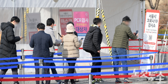 서울 송파구 잠실종합운동장 코로나19 선별진료소에서 시민들이 검사를 받기 위해 줄 서 있다. 이한형 기자