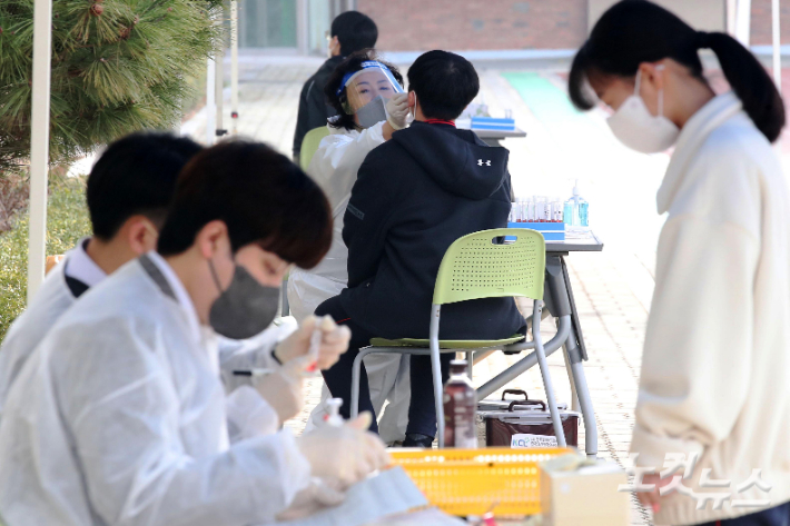 16일 서울 관악구 인헌중학교에서 한 학생이 코로나19 대응 현장 이동형 PCR(유전자증폭) 검사를 받고 있다. 박종민 기자