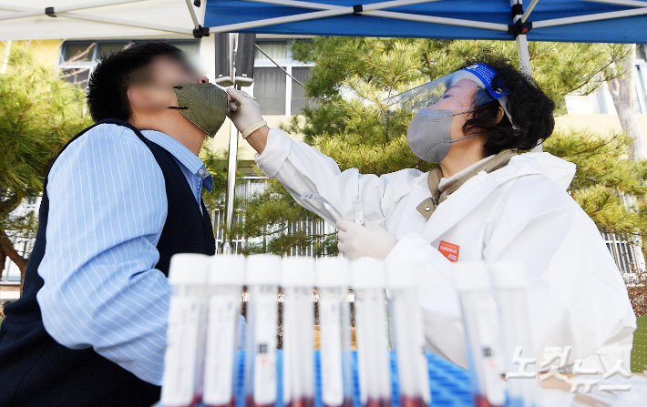 오미크론 변이 확산이 정점 구간에 접어든 가운데 부산에서는 코로나19 신규 확진자가 3만 9천여 명으로 4만 명에 육박해 또 역대 최다치를 갈아치웠다. 박종민 기자