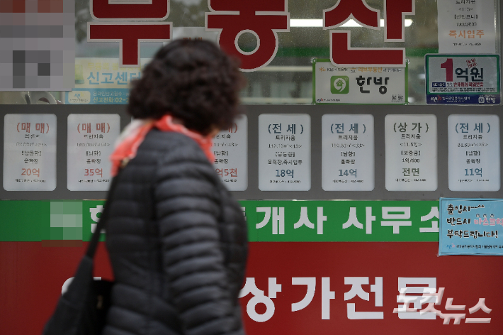 서울 송파구의 부동산 공인중개업소들이 밀집한 상가 앞으로 시민이 걸어가고 있다. 이한형 기자