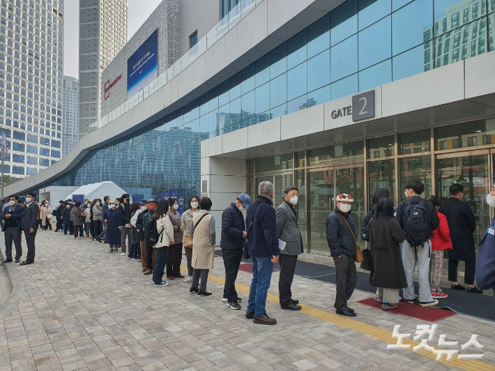 삼성전자 주주총회가 열리는 경기 수원 컨벤션센터 행사장 앞에 주주들의 줄이 길게 늘어서 있다. 차민지 기자