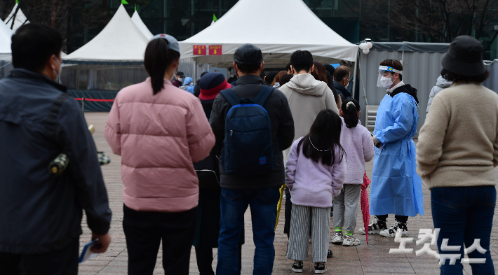 코로나19 신규확진자가 35만 190명을 기록한 13일 오전 서울광장에 마련된 선별진료소에서 시민들이 검사를 받기 위해 대기하고 있다. 황진환 기자