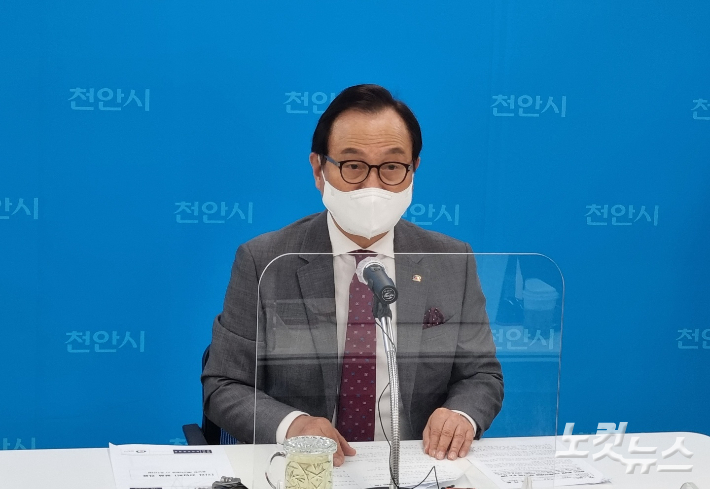 박상돈 천안시장이 16일 천안시청 브리핑실에서 재난지원금에 대해 설명하고 있다. 인상준 기자. 