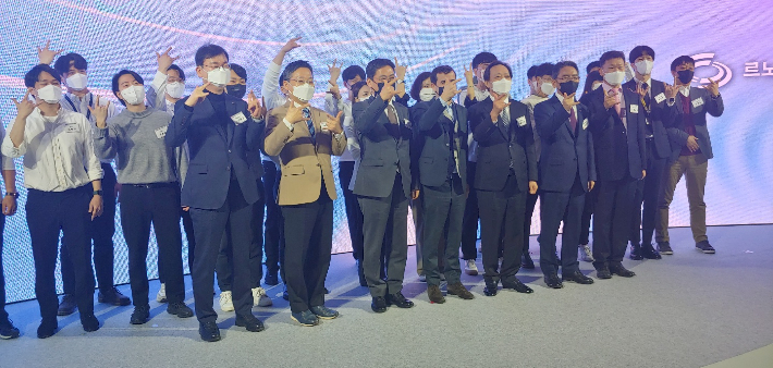 르노코리아자동차 임직원들이 16일 장인화 부산상공회의소 회장 등 부산지역 경제계 인사들과 기념 촬영을 하고 있다. 박상희 기자 