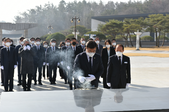 더불어민주당 비상대책위원회가 16일 광주 국립5.18민주묘지를 참배하고 있다. 민주당 광주시당 제공