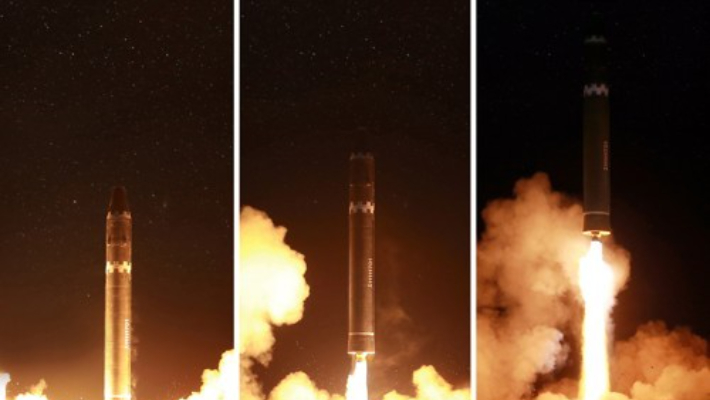 북한이 지난 2017년 '화성-15'를 시험발사한 모습. 연합뉴스