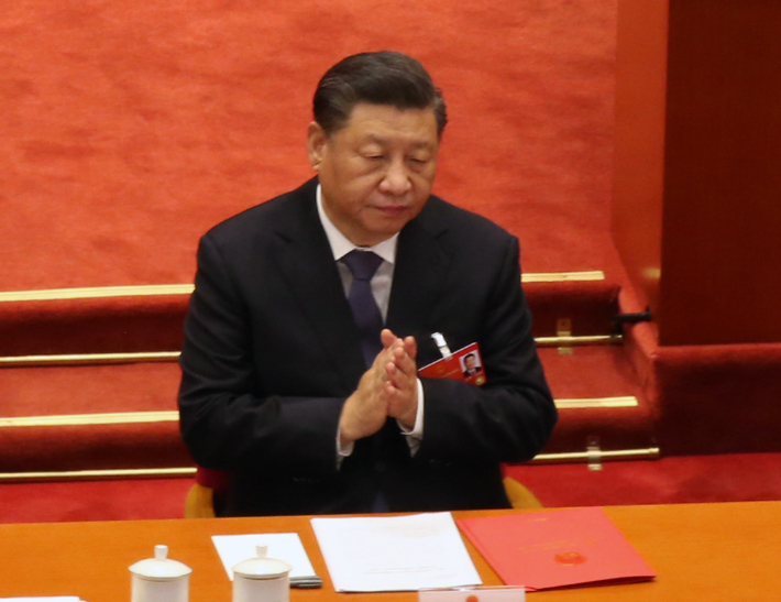  11일 오전 중국 베이징 인민대회당에서 열린 전국인민대표대회(전인대) 폐막식에서 시진핑 국가주석이 박수치고 있다. 연합뉴스