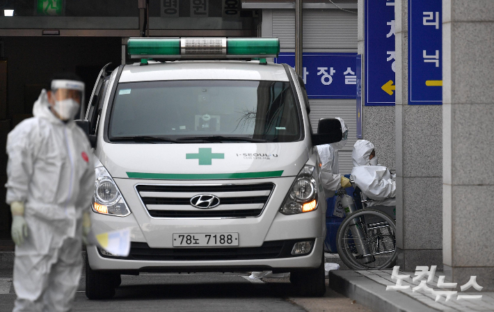 코로나19 위중증 환자 수가 1천244명을 기록한 16일 오후 서울 은평구 서북병원에서 의료진이 코로나19 환자를 옮기고 있다. 코로나19 신규 확진자 수는 40만 741명을 기록했다. 박종민 기자