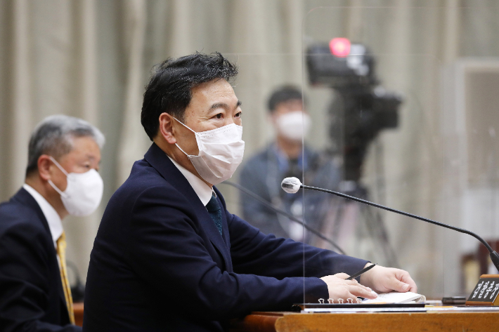 김오수 검찰총장이 18일 서울 서초구 대검찰청에서 열린 국회 법제사법위원회의 대검찰청에 대한 국정감사에서 의원들 질의에 답하고 있다. 국회사진취재단