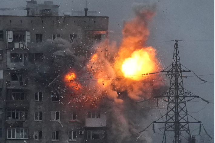 지난 11일(현지시간) 우크라이나 동남부 항구 도시 마리우폴의 한 아파트가 러시아군 탱크의 포격에 불길이 치솟고 있다. 아조우해 연안 도시 마리우폴은 열흘 넘게 이어지는 러시아군의 포위 공격으로 고사 위기에 처해 있다고 국제구호단체가 전했다. 연합뉴스