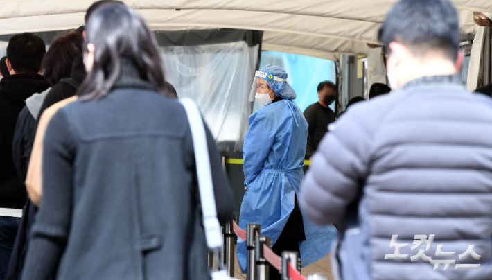 코로나19 선별진료소에서 의료진들이 검사 받기 위해 대기하는 시민들을 안내하고 있다. 황진환 기자