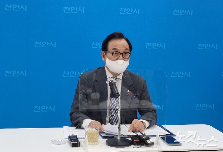박상돈 천안시장이 17일 천안형환승할인에 대해 설명하고 있다. 인상준 기자