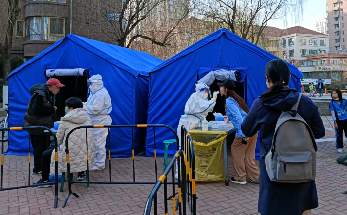 중국 전역에서 코로나19가 확산하는 가운데 지난 14일 베이징 한인 밀집 지역인 왕징에서 코로나19 전수검사가 진행되고 있다. 연합뉴스