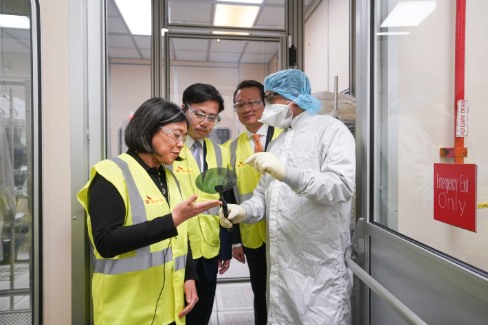 캐서린 타이 미국 무역대표부 대표가 16일 미국 미시간주 소재 SK 실트론CSS 공장의 웨이퍼 생산 현장을 방문해 관계자의 설명을 듣고 있다. 왼쪽부터 캐서린 타이 미국 무역대표부 대표, 여한구 통상교섭본부장, 유정준 SK E&S 부회장. SK 제공