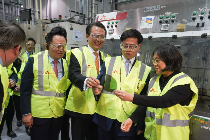 캐서린 타이 미국 무역대표부 대표가 16일 미국 미시간주 소재 SK 실트론CSS 공장의 웨이퍼 생산 현장을 방문해 관계자의 설명을 듣고 있다. 왼쪽부터 장용호 SK실트론 사장, 유정준 SK E&S 부회장, 여한구 통상교섭본부장, 캐서린 타이 미국 무역대표부 대표 . SK제공