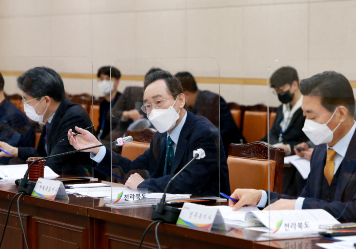 송하진 전북지사가 17일 대통령 당선인 전북공약 국정과제화 보고회에서 발언하고 있다. 전북도 제공