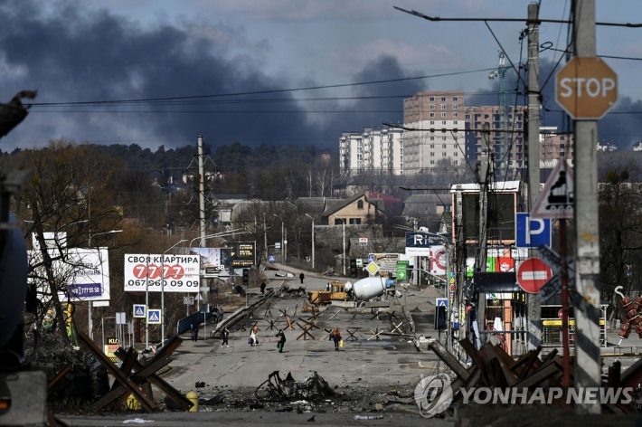 지난 10일(현지시간) 러시아군과 우크라이나군 사이에 격렬한 교전이 벌어졌던 우크라이나 수도 키이우(키예프) 외곽 소도시 이르핀에서 검은 연기가 솟아오르고 있다. 연합뉴스