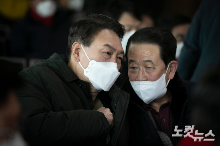 윤석열 국민의힘 대선후보가 23일 오후  전남 신안군 하의도에 있는 고(故) 김대중 대통령 생가를  방문하기 위해 전남 목포시 항동에 있는 목포연안여객터미널에서 배에 오르기 전 박주선 전 국회의원과 이야기를 나누고 있다. 윤창원 기자