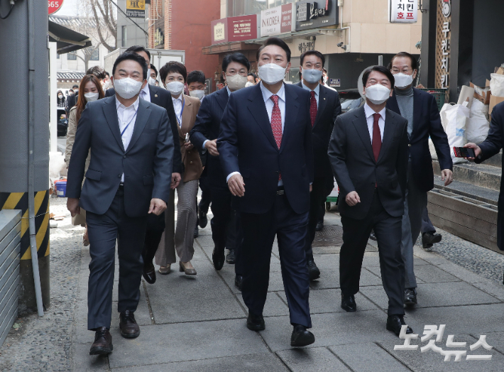 윤석열 대통령 당선인이 16일 오후 서울 종로구 통의동 집무실에서 점심 식사를 위해 안철수 인수위원장, 권영세 인수위 부위원장, 원희룡 기획위원장 등과 함께 식당으로 이동하고 있다. 국회사진취재단